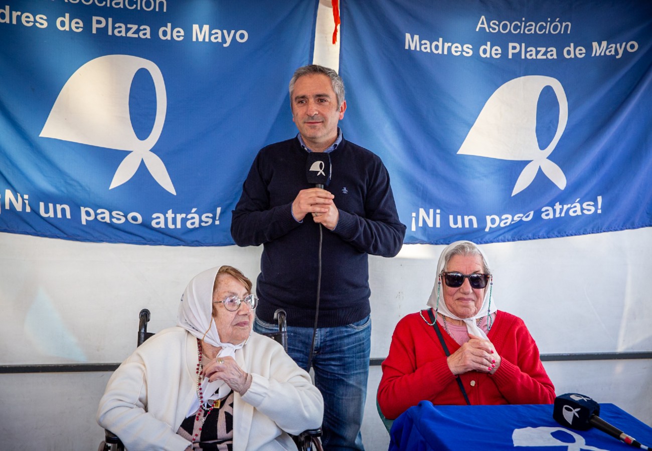 Imagen secundaria de Larroque, junto a las Madres: “De la mano de Axel renace la esperanza”
