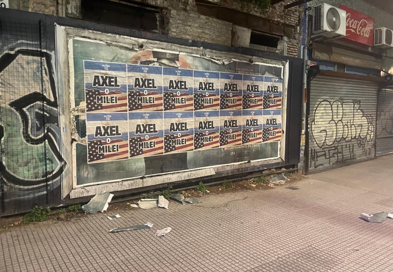 Imagen secundaria de Pintadas y afiches contra la entrega a EEUU